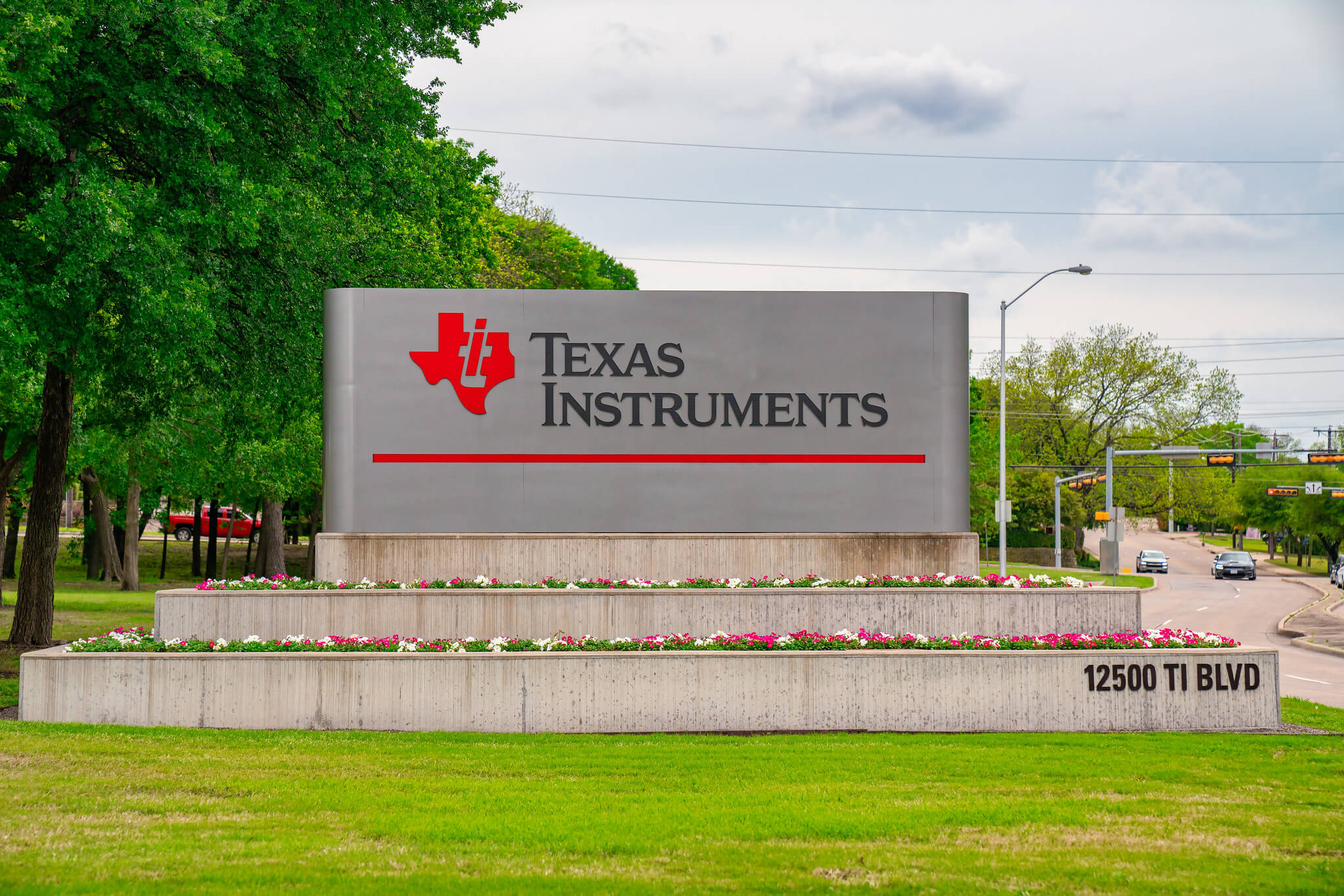 Texas Instruments Q4 2023 Earnings Report Analysis - Charts and Graphs Illustrating Revenue Trends and Financial Metrics