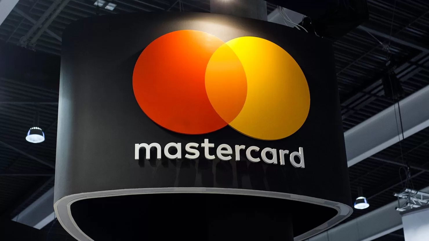 Mastercard logo with financial chart, symbolizing Mastercard financial performance in Q1 2024.